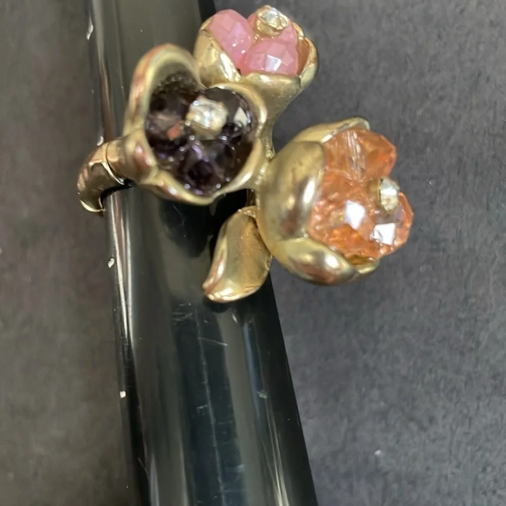Vintage multi flower bead and rhinestone goldtone stretch ring
